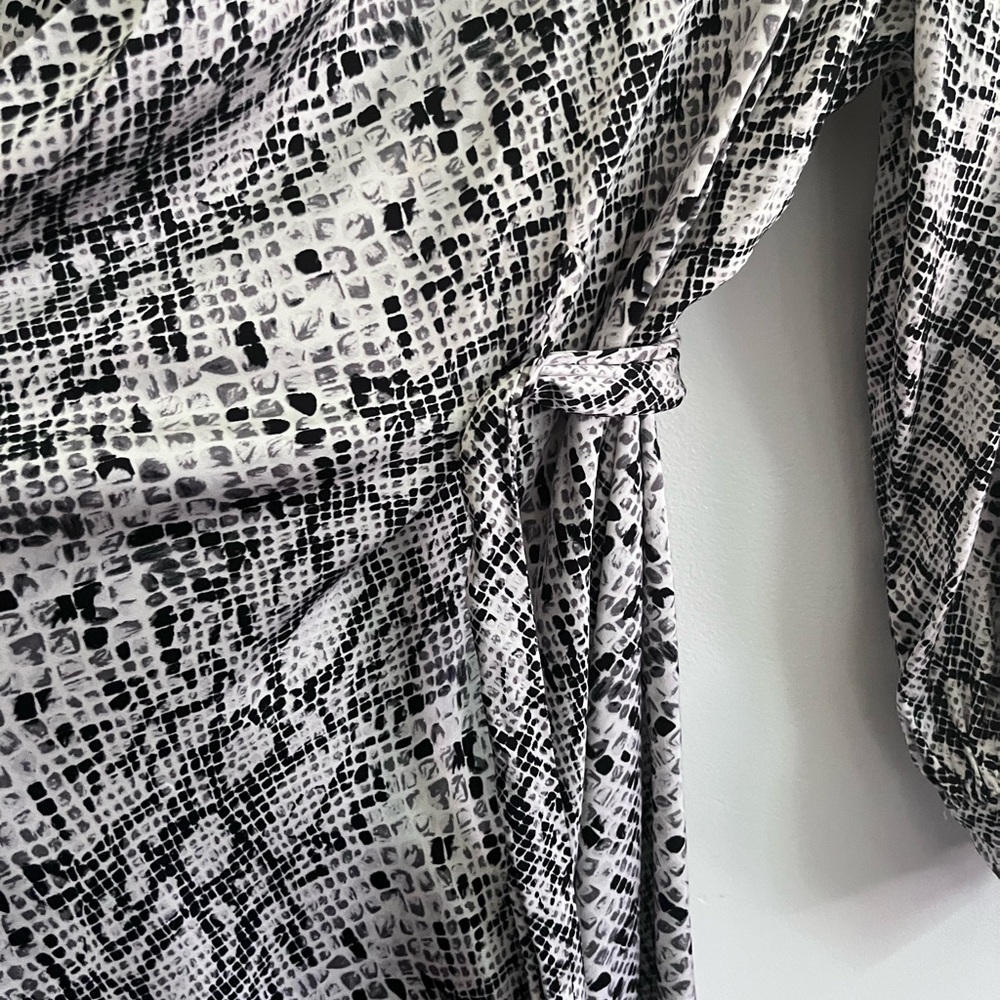 Sleek Good American Python Duster Robe Size 5= 2XL - image 9